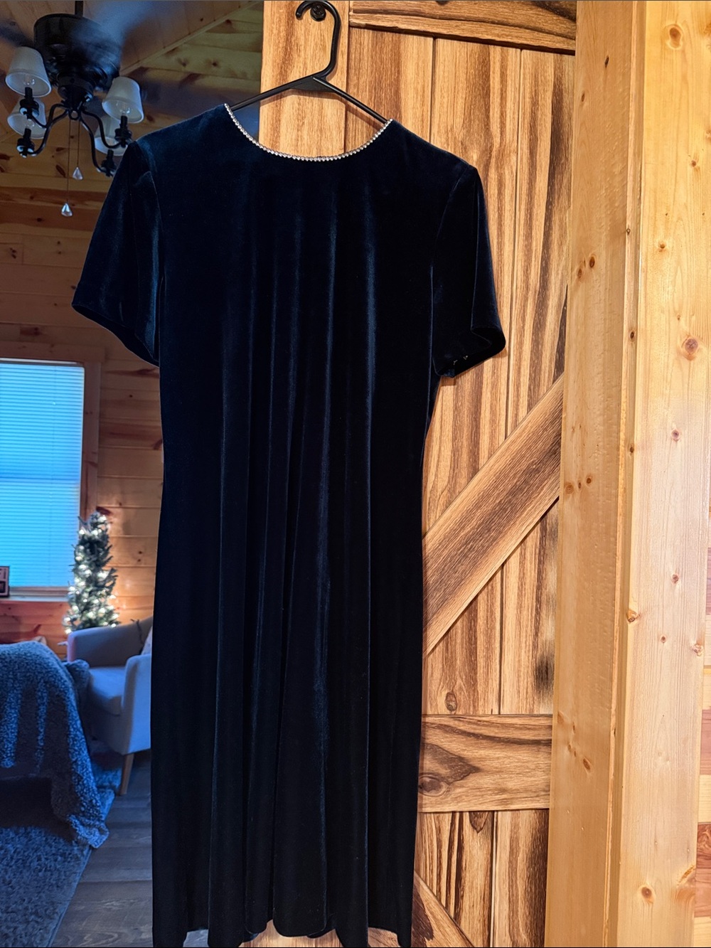 Classic DEEP GREEN Velvet Midi Dress with Pearl-Trim Neckline